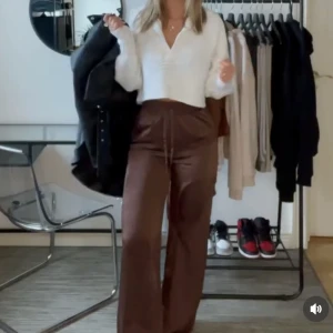 Bruna byxor  - Säljer de skönaste byxorna som tyvärr blivit försmå. Passar både till fest, vardags. Storlek 36, som nya.🤍