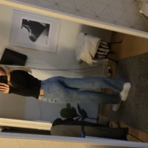 Stradivarius mid rise jeans - Fick hem dessa jeansen idag som varit slutsålda. Dem satt skitbra men va tyvärr lite lite korta på mig som är 173 då jag vill att byxorna går ner i marken. Säljer dem, enbart testade! Det är stradivarius populära mid Rise jeans. 