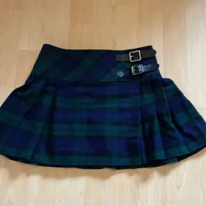 Blågrön kjol. Köpt i Skottland för 400kr men säljs för 300kr