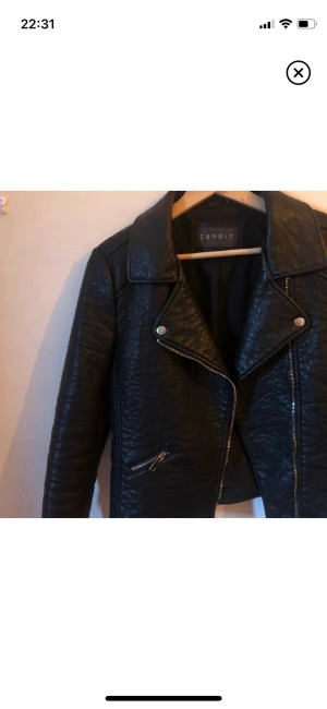 Skinnjacka! Pris kan diskuteras! - Jacka i fake skinn. Super fin men inte min still tyvärr så säljer! Pris kan diskuteras 