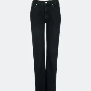 Säljer mina svarta lågmidjade jeans från BikBok, varsamt använda och fint skick! Straight modell. Klippt ner längden och de passar en som är 158-165!  350kr inklusive frakt, nypris 699kr.  Fler bilder finns att skickas! 