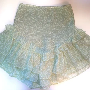  Grön kjol - Använd få gånger  Gina Tricot