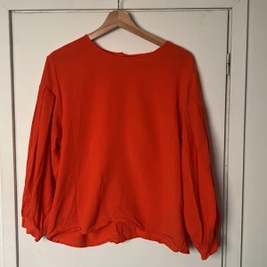 Orange blus - Orange blus från Weekday. Tunn i materialet. Inga tydliga tecken på användning. Strl M.
