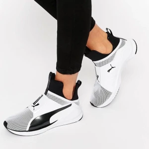 Puma skor  - Puma Fierce skor. Jättebekväma, de bekvämaste skorna jag någonsin har ägt. Lite för små för mig, därav det låga priset 🌟