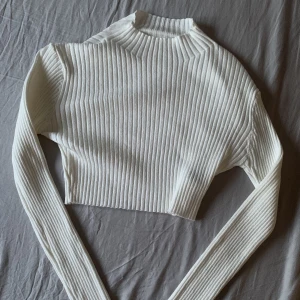 Vit polo tröja - Helt oanvända vit polo tröja, inte alls genomskinlig om man har hudfärgad under 🤍 Storlek S och säljer för 180 kronor 🤍