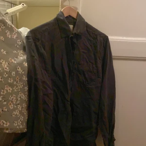 A days march skjorta brun M - En A days march skjorta i färgen brun och storlek M