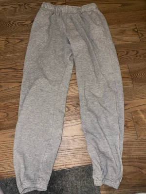 Sweet pants  - Grå champion mjukis byxor. ÄKTA! Original pris=600kr Säljs för= 249kr Dem ör väl använda därför det billiga priset  Priset går att diskutera 