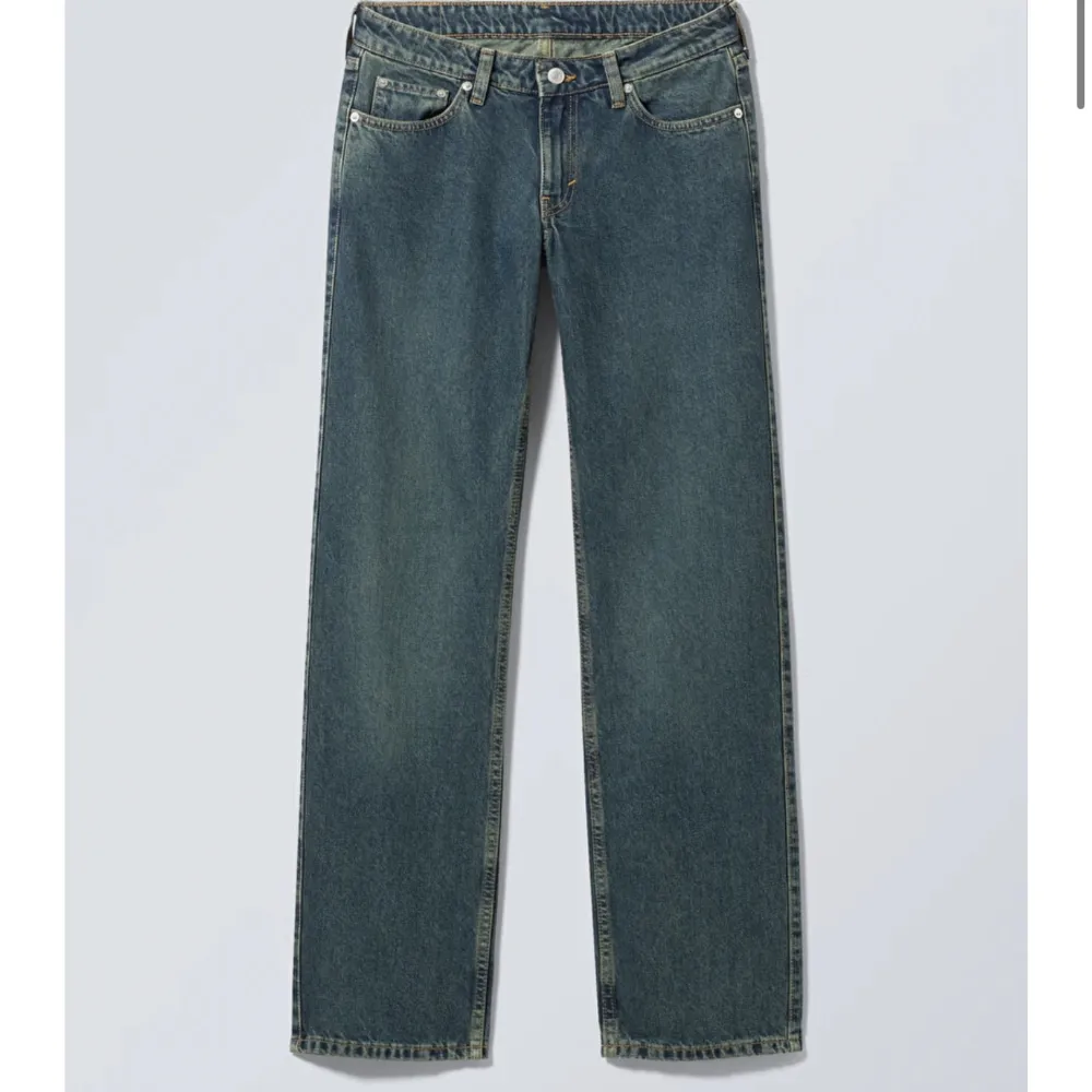Lågmidjade jeans från weekday i modellen arrow! köpta för några månader sen men har inte kommit till så mycket användning, inga defekter! Köpta för 590. Jeans & Byxor.