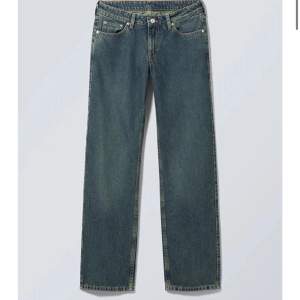 Lågmidjade jeans från weekday i modellen arrow! köpta för några månader sen men har inte kommit till så mycket användning, inga defekter! Köpta för 590