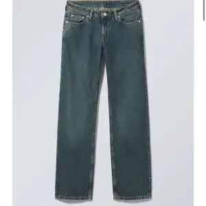 Lågmidjade jeans från weekday i modellen arrow! köpta för några månader sen men har inte kommit till så mycket användning, inga defekter! Köpta för 590