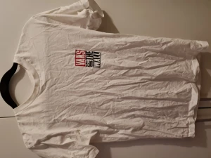 Vans T-shirts  - Nöstan oanvänd vans T-shirts i storlek S. (Ej strykt som ni ser😬) Unisex så passar både killar och tjejer. 