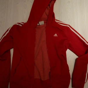 Adidas tröja storlek S - Jätte fin röd adidas jumper som tyvärr inte kommer till användning, inga defekter❤️
