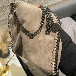 Stella maccartney väska - ❤️‍🔥!!OBS!!❤️‍🔥  Gjorde om väskan till en handväska, checka in ett inlägg framåt⚡️