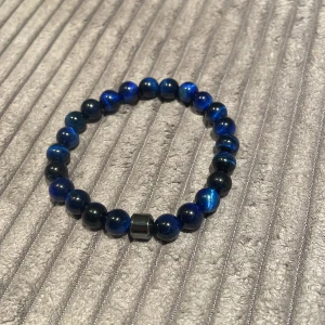 Armband  - Ett väldigt snyggt och stilrent armband, oanvänd har flera stycken.