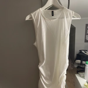 Vit klänning  - Använd mycket fåtal gånger. Inga defekter 