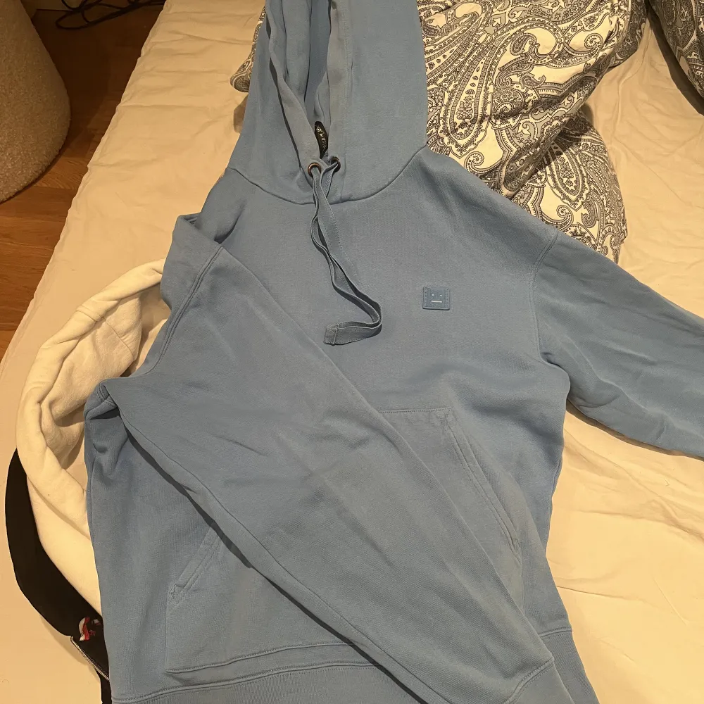Säljer denna så fina blå hoodie ifrån acne. Jätte fin och gör en tråkig outfit roligare, står ej stolek men passar mig som är en xs/s❤️. Hoodies.
