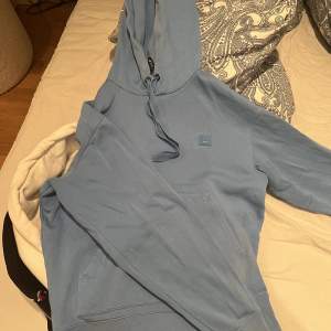 Säljer denna så fina blå hoodie ifrån acne. Jätte fin och gör en tråkig outfit roligare, står ej stolek men passar mig som är en xs/s❤️