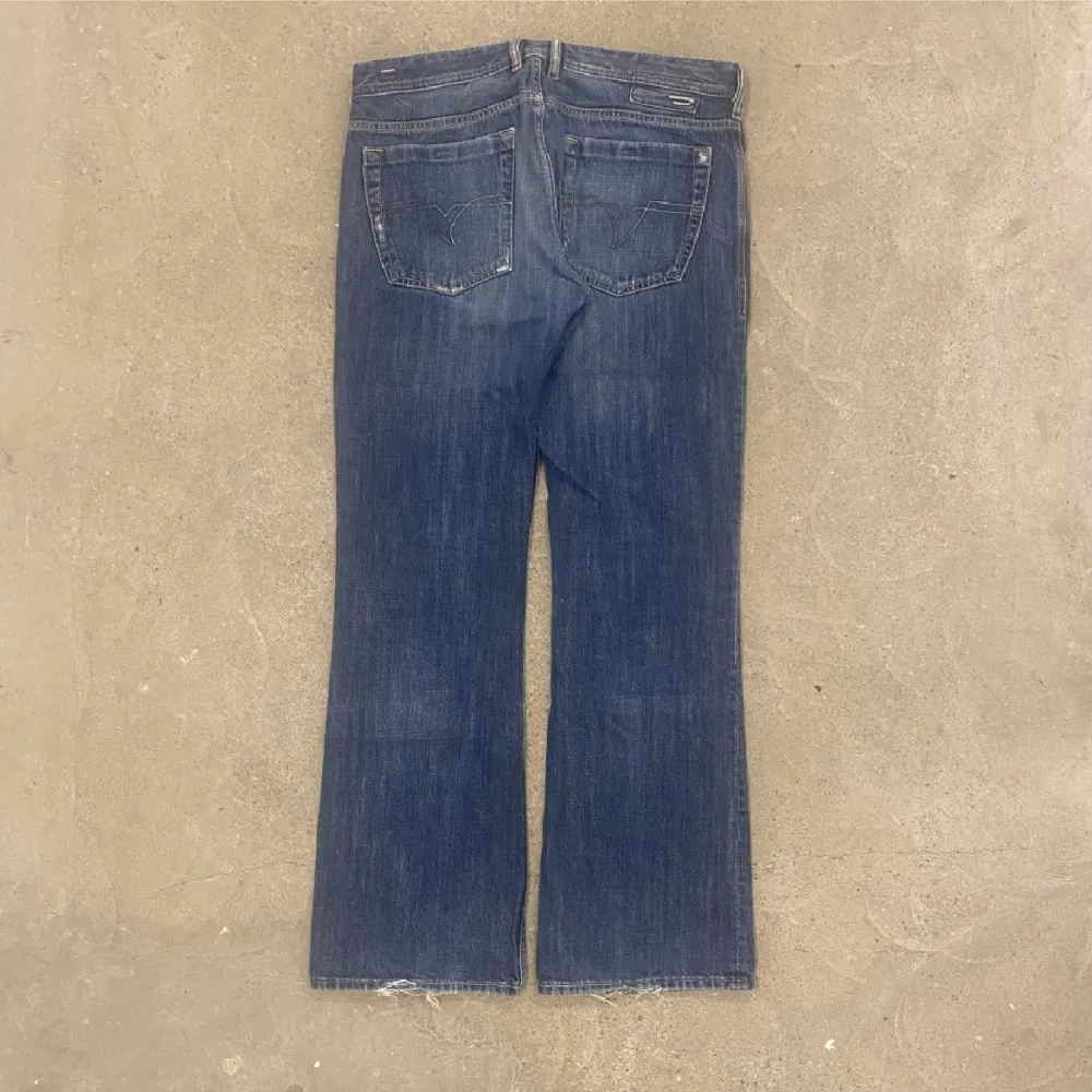 Ett par bootcut Diesel jeans. Jeansen är i fint skick med inga fläckar men med tecken på anvandning. Matt: midja: 45 cm, längd: 108 cm, innerben: 84 cm.. Jeans & Byxor.
