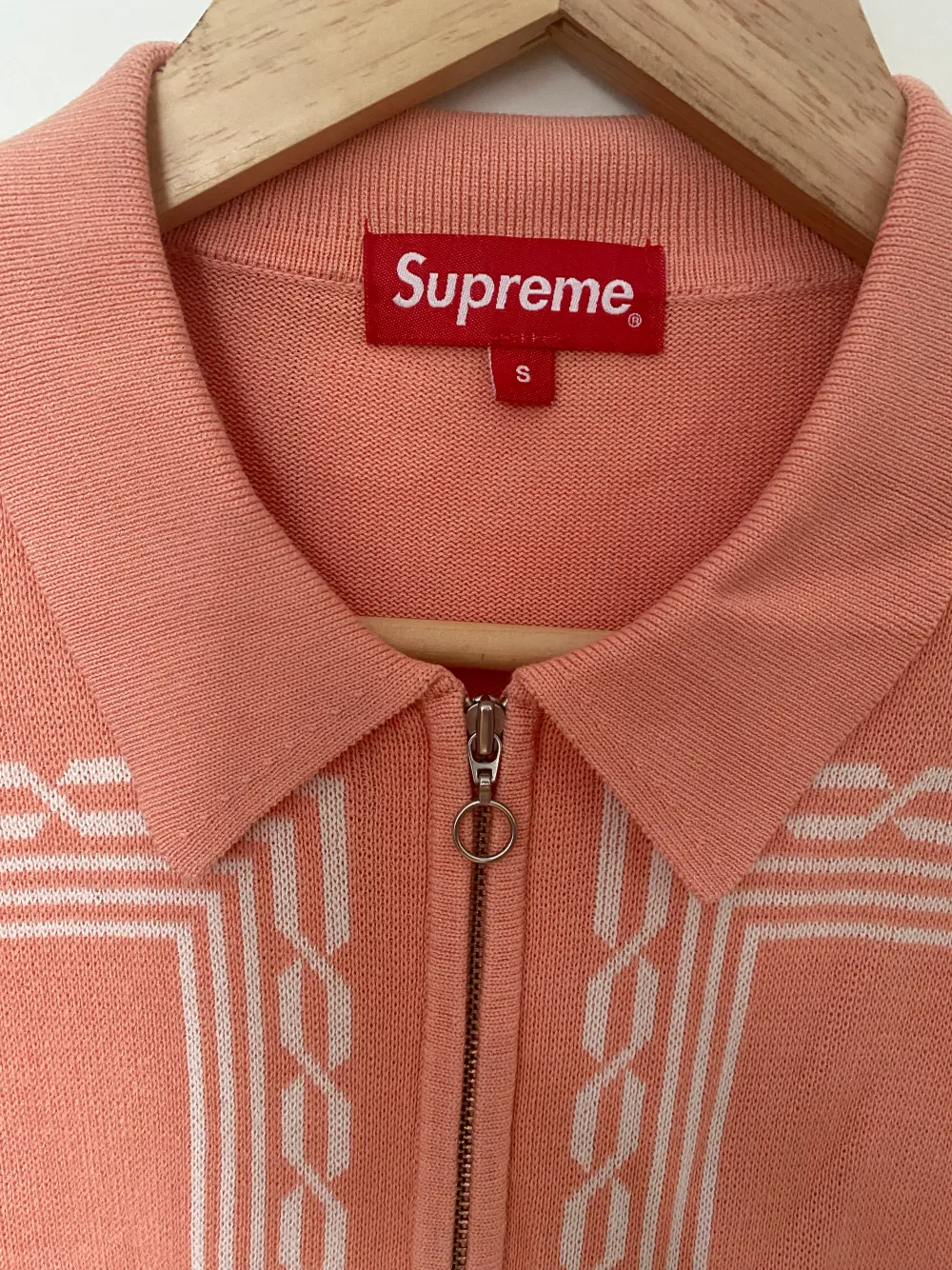 Original Supreme Italian style jersey in peach color with silver zip. 50% cotton 50% rayon. I bought it in Tokyo 5 years ago and wear it once. I keep the receipt. . Tröjor & Koftor.