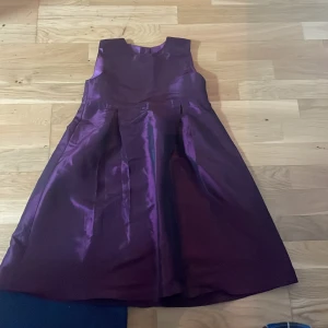 En barn klänning  - Färgen är lila 120kr