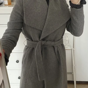 Kappa - Knälång grå kappa från mango i bra skicka, perfekt för höst och tidig vår, gratis frakt