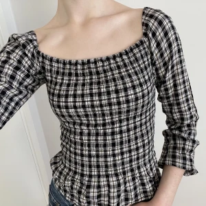 Rutig topp - Långärmad topp som kan bäras på två sätt!! Antingen över axlarna eller of-shoulder. Resår över bröstet och mage med en liten volang nedtill <3   I nysskick, använd endast ett fåtal gånger.