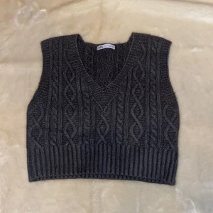Stickad väst - Stickad väst från Zara i väldigt skönt och mjukt material! Använd 1 gång.
