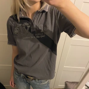 Tshirt  - Grå skjorttishirt