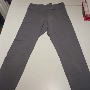 Leggings - Mörkgråa leggings i storlek s. Sparsamt använda.