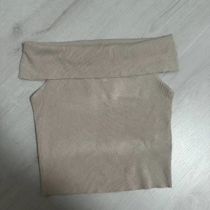 Topp - En beige topp till våren. Använd en gång men passar inte som jag hade velat. Ordinarie pris 229kr