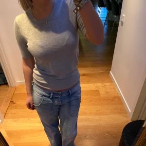 Tröja - Säljer denna trendiga topp från Zara. Säljer då den inte kommer till användning. 