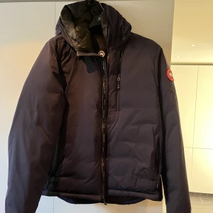 Canada Goose jacka, mörkblå - Säljer nu min mörkblå Canada Goose jacka, i storlek Medium. Köptes in på Nk för 6000kr förra året. Jackan är i nyskick och  knappt använd! Säljer den därav för endast 2400. Passar dig som är ca 175-185 lång. Tveka inte på att höra av dig vid funderingar
