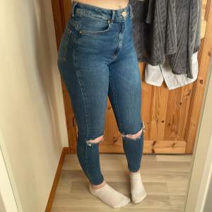 provar att sälja dessa skinny jeans men hål på knäna, bra strech, hög midja, lite små för mig💓