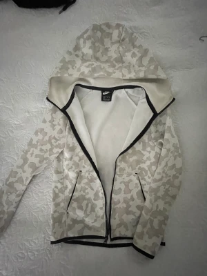Nike Tech Fleece - Nike tech fleece vit camouflage färg, 9,5/10 skick, size XS.  Fraktar och möter👍