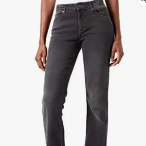 Bootcut jeans från Wrangler Använda ett fåtal gånger  Köpte för 500 och säljer för 300 ink frakt💗