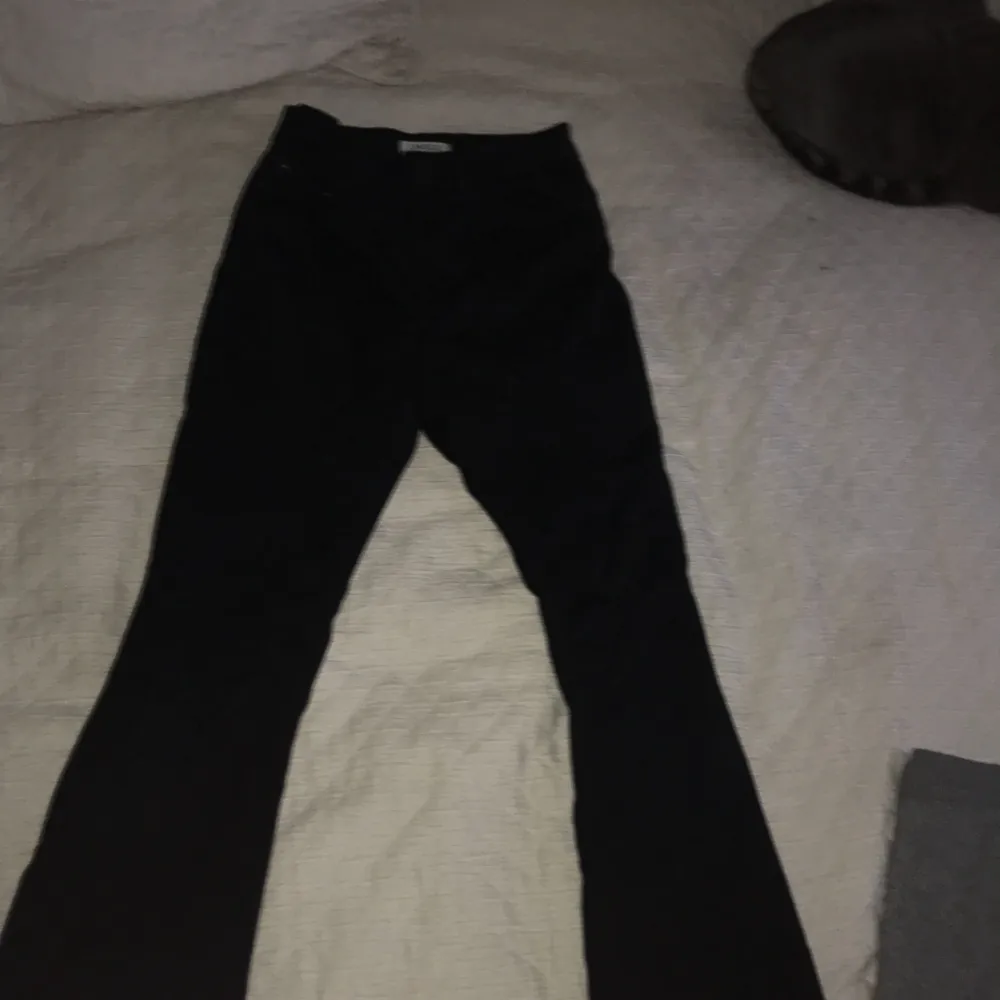 Ett par utsvängda svarta par jeans som är as snygga men som inte passar mig längre! . Jeans & Byxor.