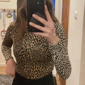 Leopard topp - Snygg leopardbody med öppen rygg, som är perfekt till festen!🥂 Storlek XS.