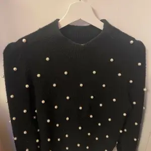 Skitcool tröja från & other stories med fastsydda pärlor som snygg detalj! Superbra kvalite och inte alls stickig⚡️💕 nypris 799