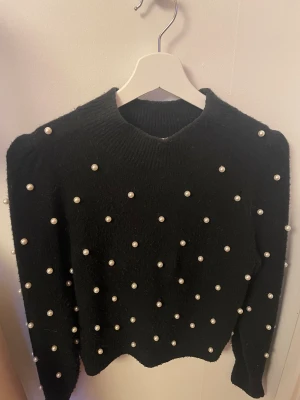 Stickad tröja  - Skitcool tröja från & other stories med fastsydda pärlor som snygg detalj! Superbra kvalite och inte alls stickig⚡️💕 nypris 799