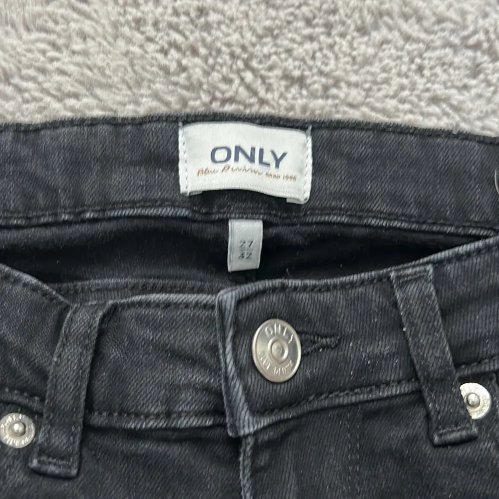 Säljer dessa trendiga jeansen från Only! Köptes från Zalando och är nästan oanvända. De är i nyskick. Nypris: 399kr och på Zalando är denna storlek och många andra storlekar slutsålda❤️ (mitt pris kan diskuteras). Jeans & Byxor.