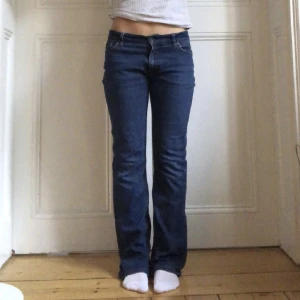 Lågmidjade jeans - Lågmidjade jeans från Tider of Sweden i  Jättebra skick! ❤️ Midjemått: 81 cm Innerbenslängd: 75 cm 