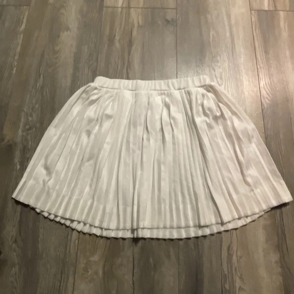 Jättefin kjol, aldrig använd, lite genomskinlig men så skön och söt Ser typ ut som en tenniskjol. Kjolar.