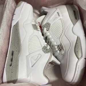 Jordan 4 oreos - Beställningsvara! Har tillgång till flera storlekar. Hör av er vid intresse😁