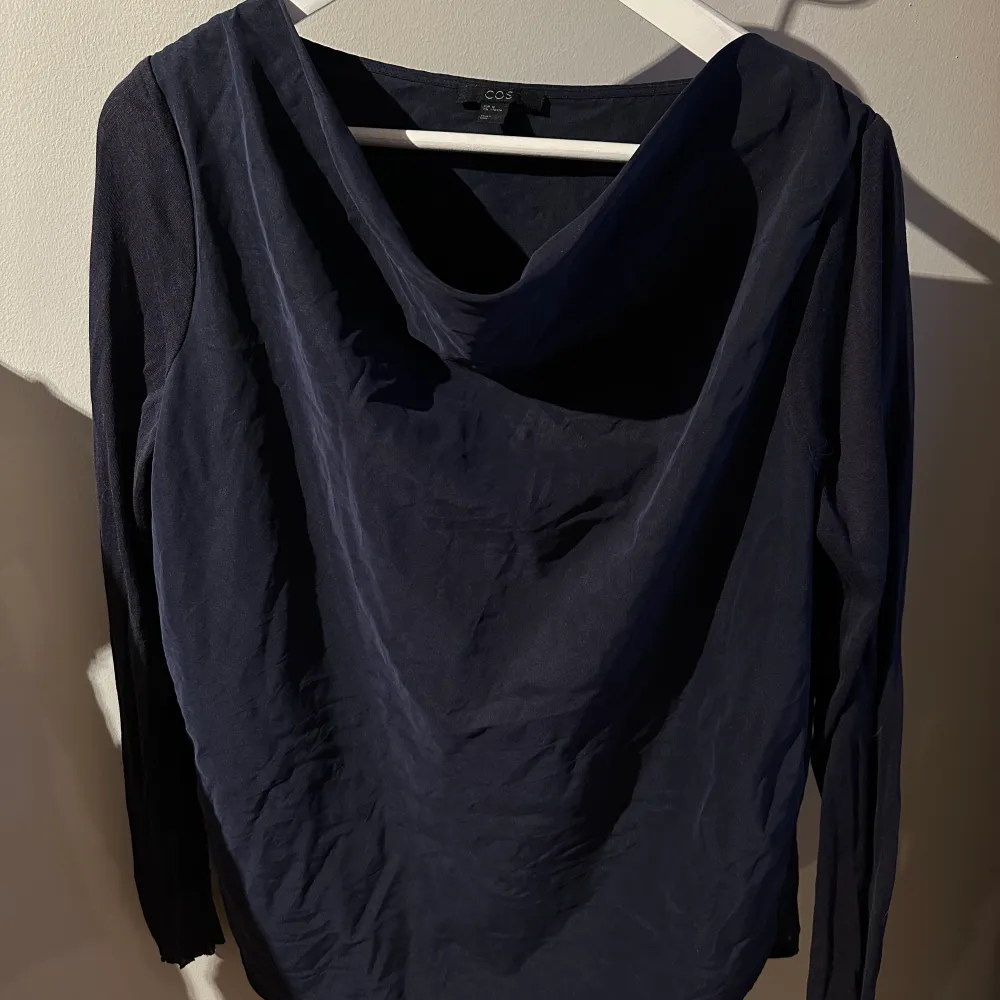 Mörkblå blus från COS, storlek 40, passar 38🥰 jättefint skick✨. Blusar.