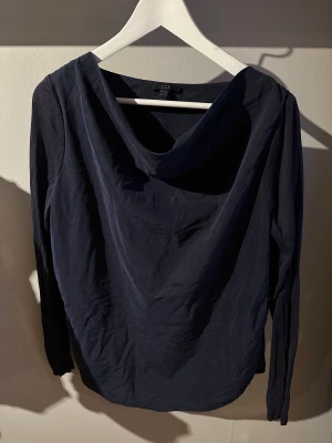 Blus från COS - Mörkblå blus från COS, storlek 40, passar 38🥰 jättefint skick✨