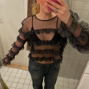 Zara topp - Säljer nu denna slutsålda topp från zara!!