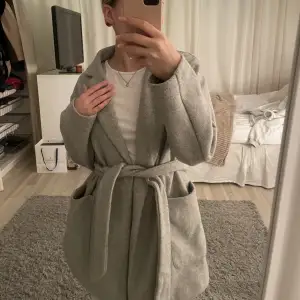 Kort kappa i grå färg från Zara i strl XS