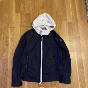 Moncler Girard Giubbotto - Moncler Girard Giubbotto - Size: 2 - Condition: 9/10 - Pris: 2600kr