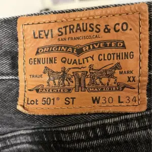 Levis jeans modell 501. Storlek W30 L34. Svart/ grå. Fint skick. Finns i Danderyd, kan fraktas om köparen betalar frakt. 