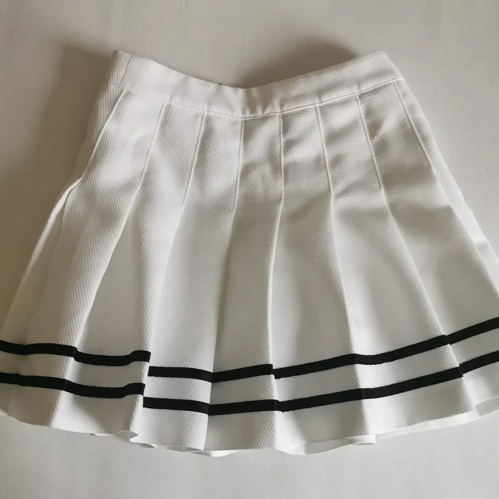 Jättegullig mini kjol i bra skick  som jag säljer för att den inte passar längre 💌. Kjolar.